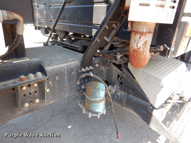 image for item DS8051 2002 Volvo VHD  vacuum truck