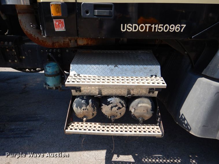 image for item DS8051 2002 Volvo VHD  vacuum truck