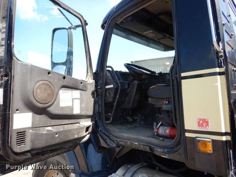 image for item DS8051 2002 Volvo VHD  vacuum truck