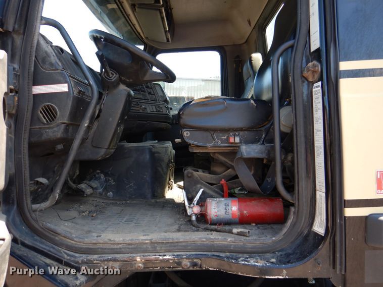 image for item DS8051 2002 Volvo VHD  vacuum truck