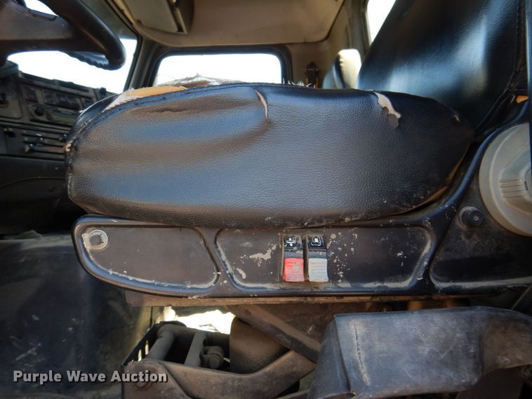 image for item DS8051 2002 Volvo VHD  vacuum truck