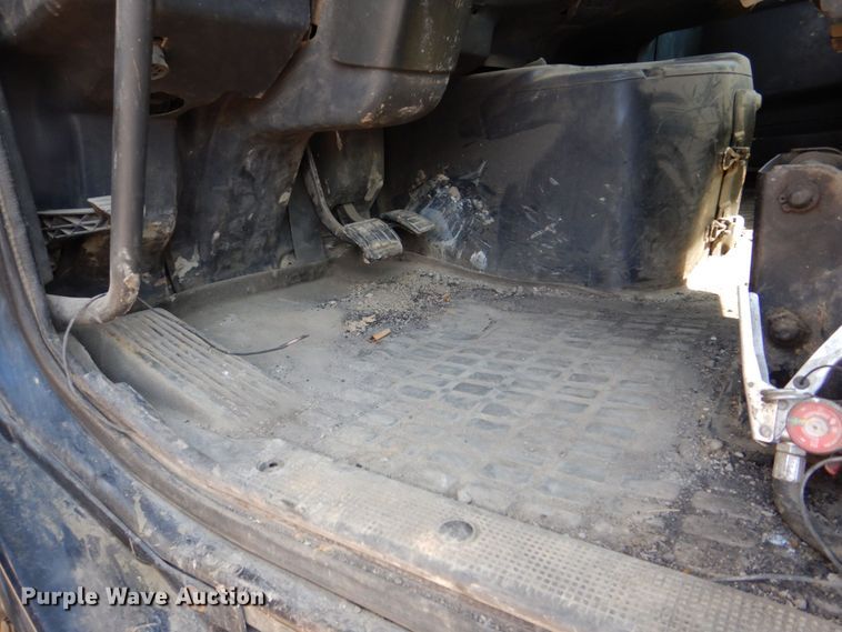 image for item DS8051 2002 Volvo VHD  vacuum truck