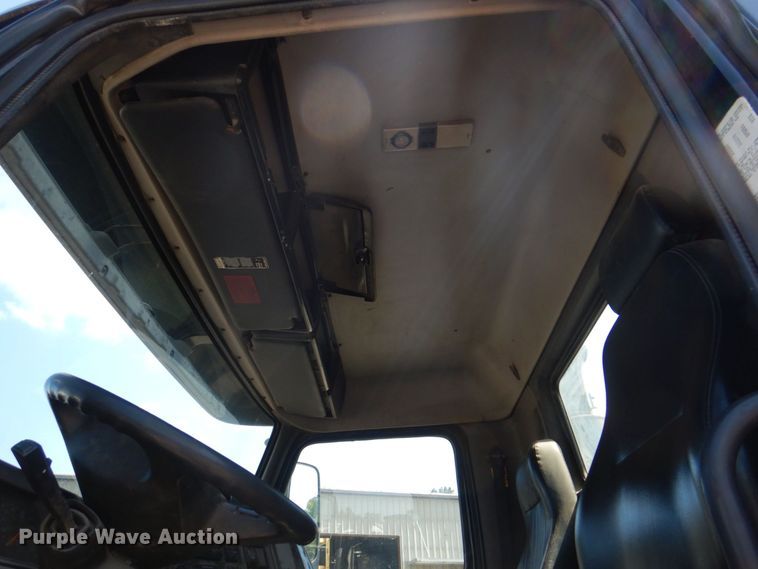 image for item DS8051 2002 Volvo VHD  vacuum truck