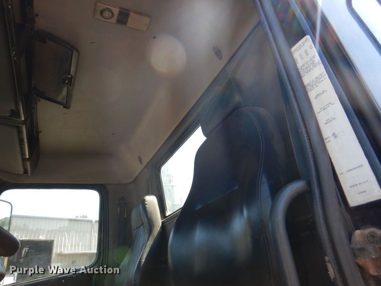 image for item DS8051 2002 Volvo VHD  vacuum truck