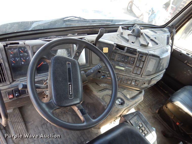 image for item DS8051 2002 Volvo VHD  vacuum truck