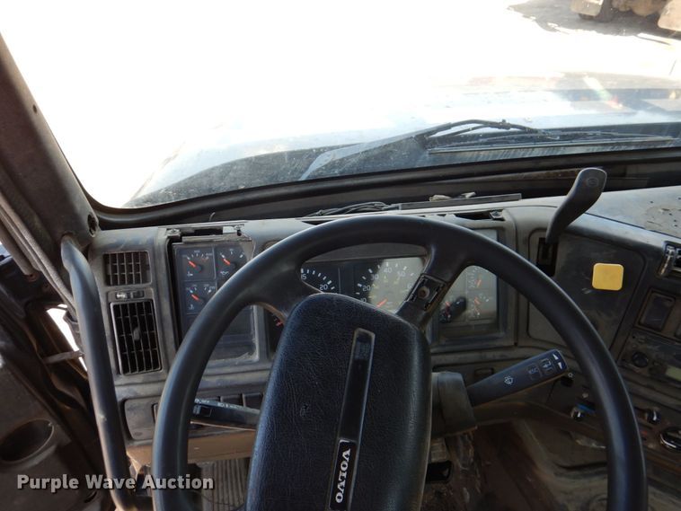 image for item DS8051 2002 Volvo VHD  vacuum truck