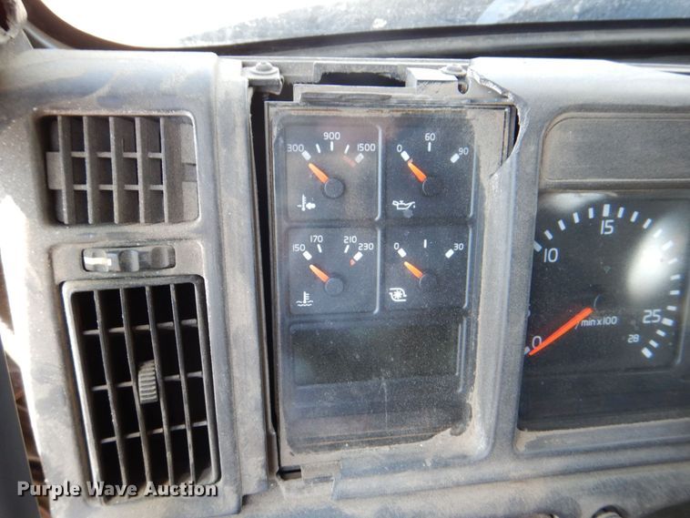 image for item DS8051 2002 Volvo VHD  vacuum truck