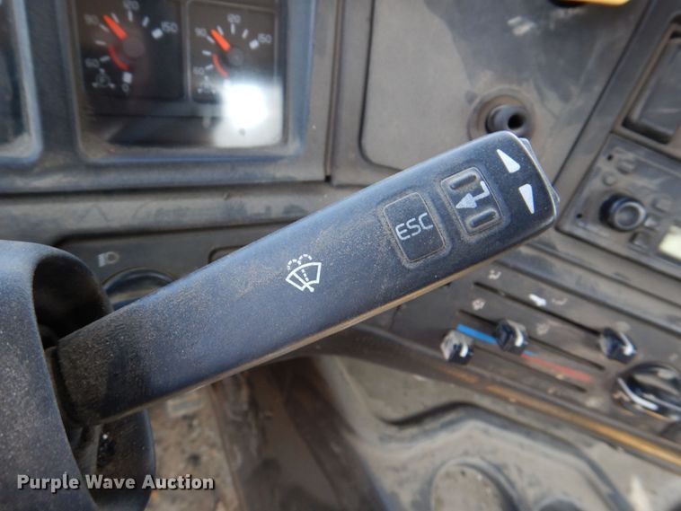 image for item DS8051 2002 Volvo VHD  vacuum truck