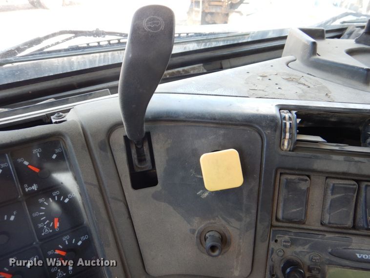 image for item DS8051 2002 Volvo VHD  vacuum truck