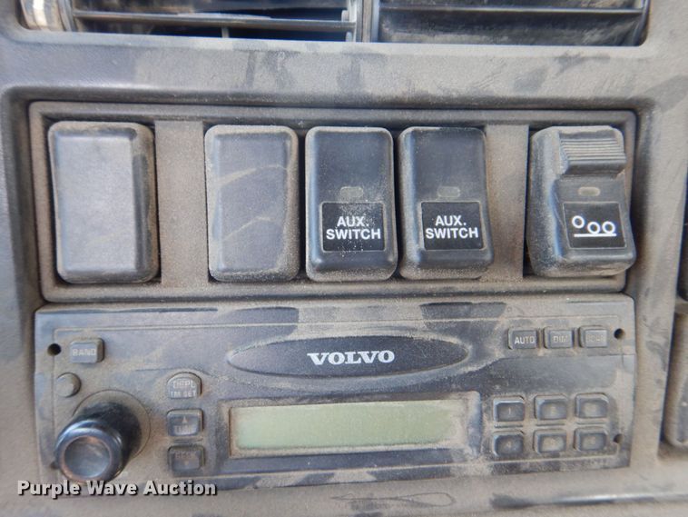 image for item DS8051 2002 Volvo VHD  vacuum truck