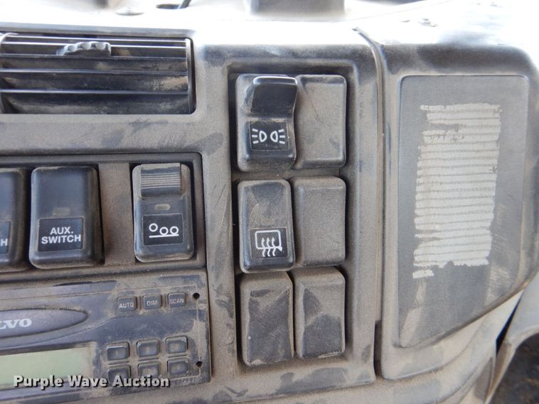 image for item DS8051 2002 Volvo VHD  vacuum truck