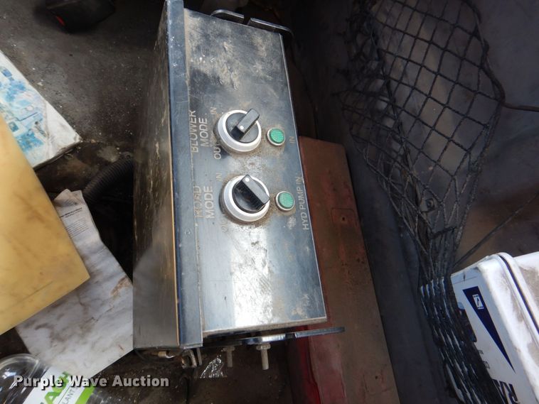 image for item DS8051 2002 Volvo VHD  vacuum truck