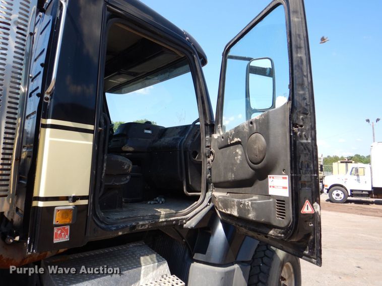 image for item DS8051 2002 Volvo VHD  vacuum truck