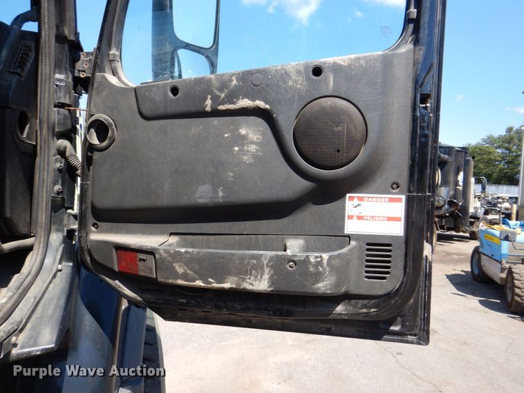 image for item DS8051 2002 Volvo VHD  vacuum truck