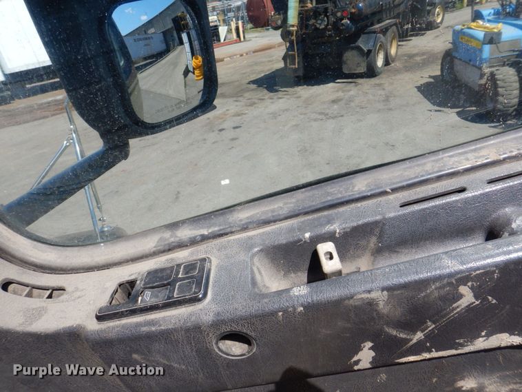 image for item DS8051 2002 Volvo VHD  vacuum truck