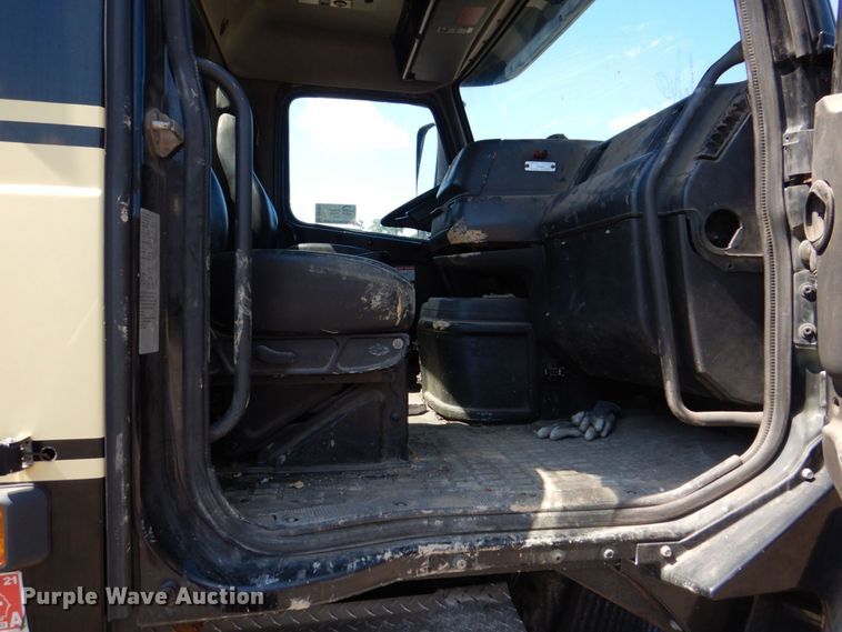 image for item DS8051 2002 Volvo VHD  vacuum truck