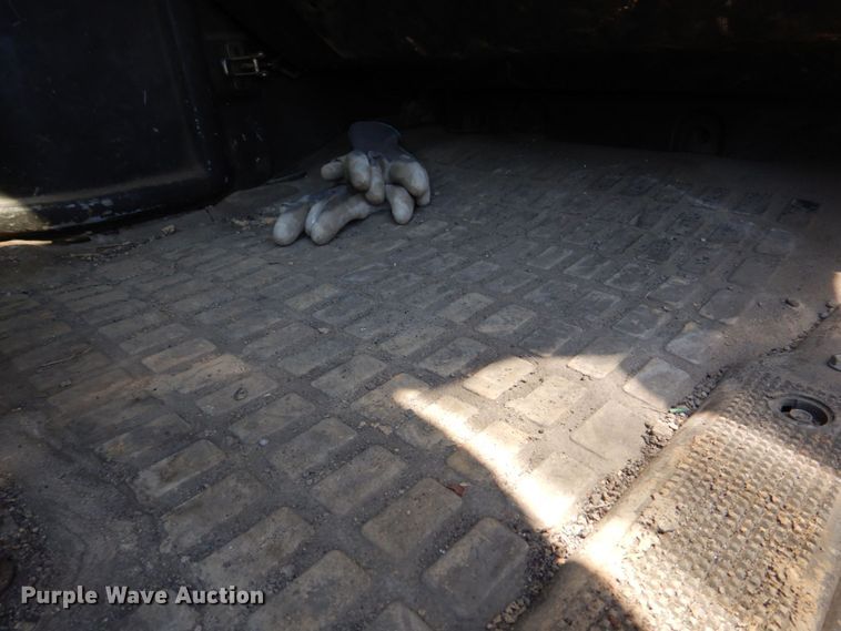 image for item DS8051 2002 Volvo VHD  vacuum truck