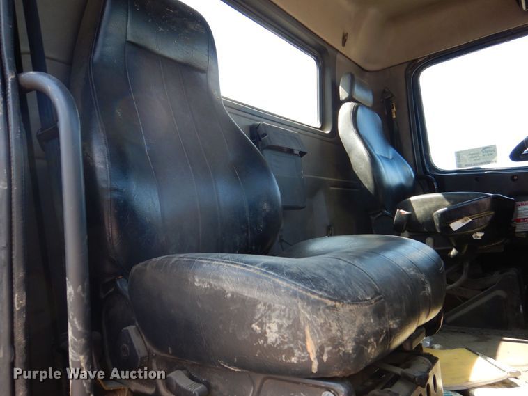 image for item DS8051 2002 Volvo VHD  vacuum truck