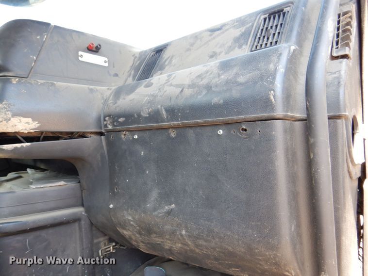 image for item DS8051 2002 Volvo VHD  vacuum truck