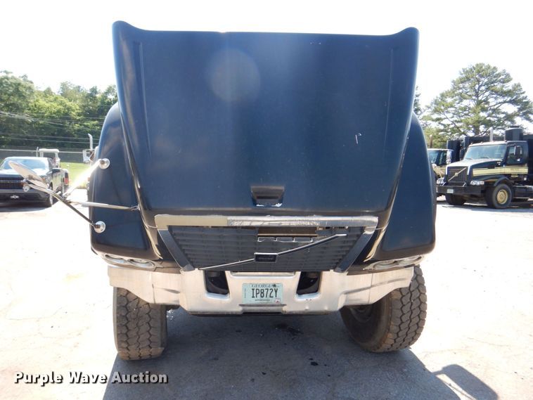 image for item DS8051 2002 Volvo VHD  vacuum truck