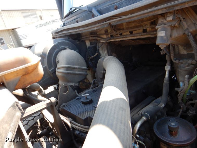 image for item DS8051 2002 Volvo VHD  vacuum truck