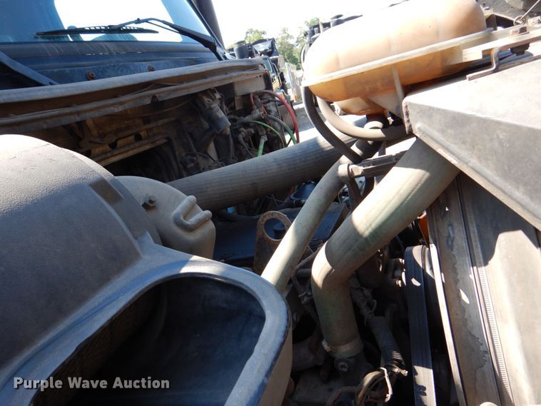 image for item DS8051 2002 Volvo VHD  vacuum truck