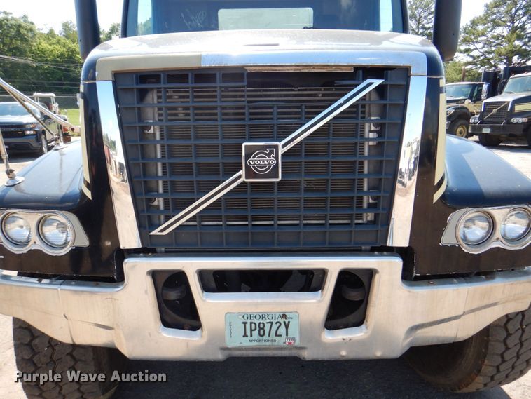 image for item DS8051 2002 Volvo VHD  vacuum truck