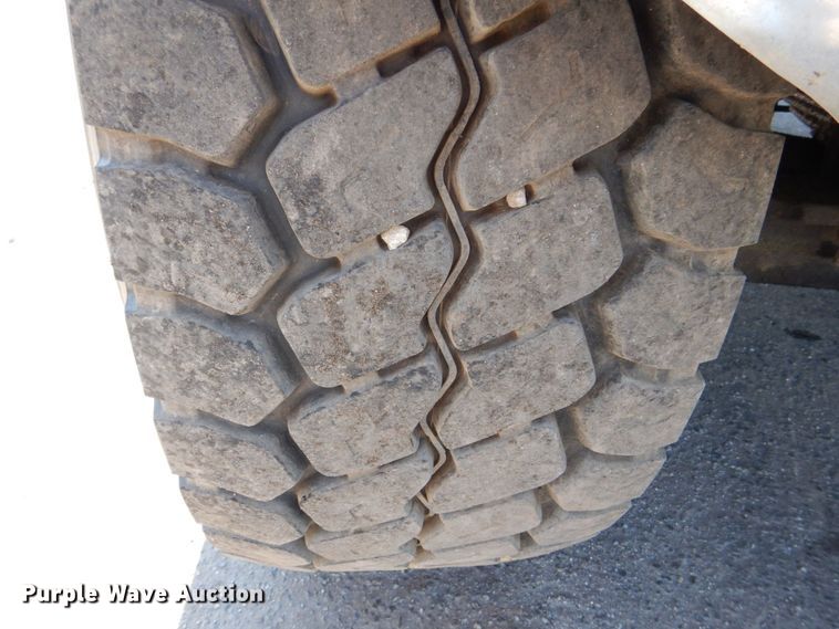 image for item DS8051 2002 Volvo VHD  vacuum truck