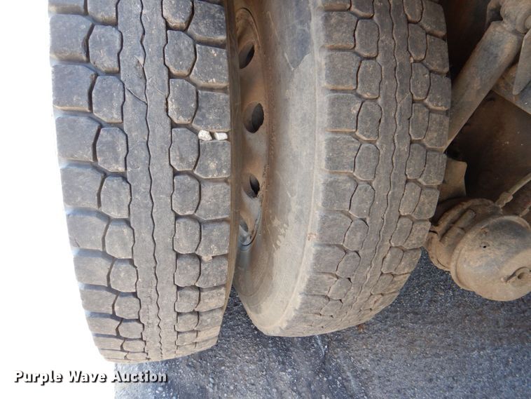 image for item DS8051 2002 Volvo VHD  vacuum truck