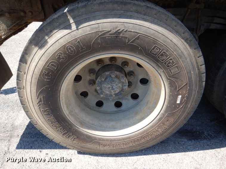 image for item DS8051 2002 Volvo VHD  vacuum truck