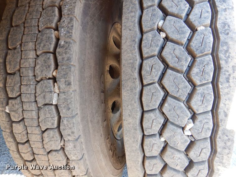 image for item DS8051 2002 Volvo VHD  vacuum truck