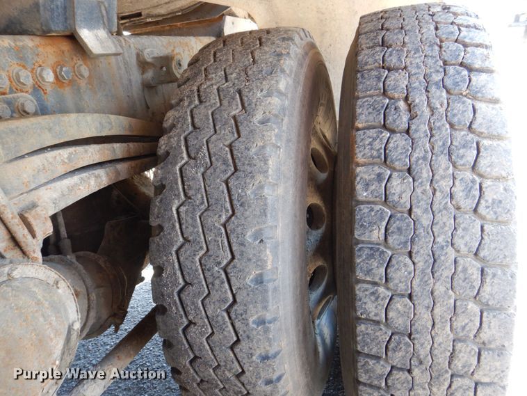 image for item DS8051 2002 Volvo VHD  vacuum truck