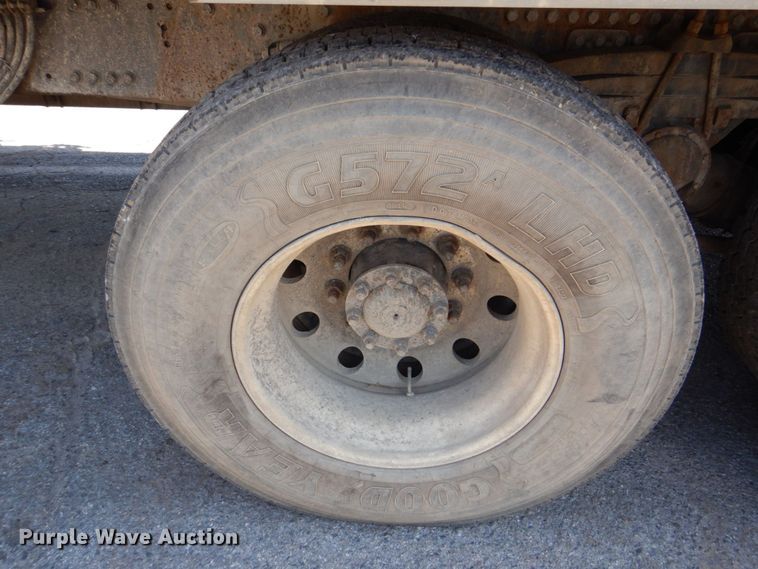 image for item DS8051 2002 Volvo VHD  vacuum truck