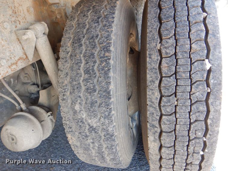 image for item DS8051 2002 Volvo VHD  vacuum truck