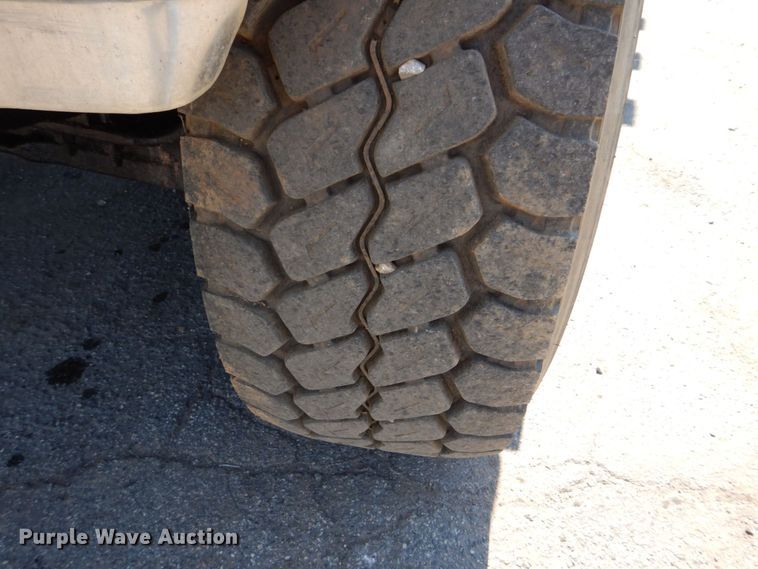 image for item DS8051 2002 Volvo VHD  vacuum truck