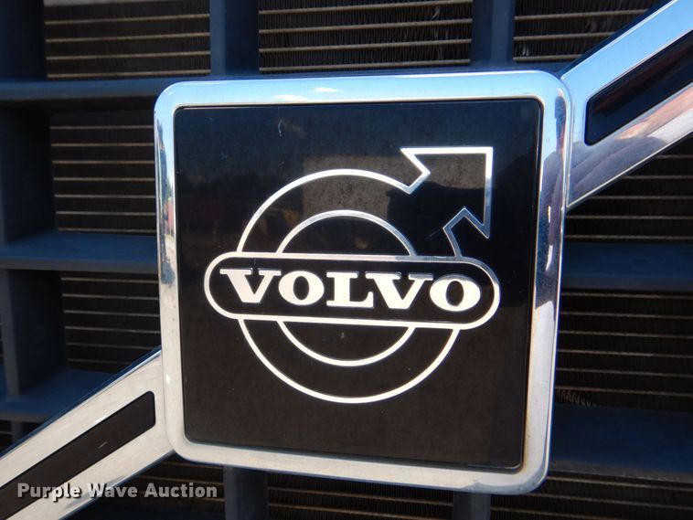 image for item DS8051 2002 Volvo VHD  vacuum truck