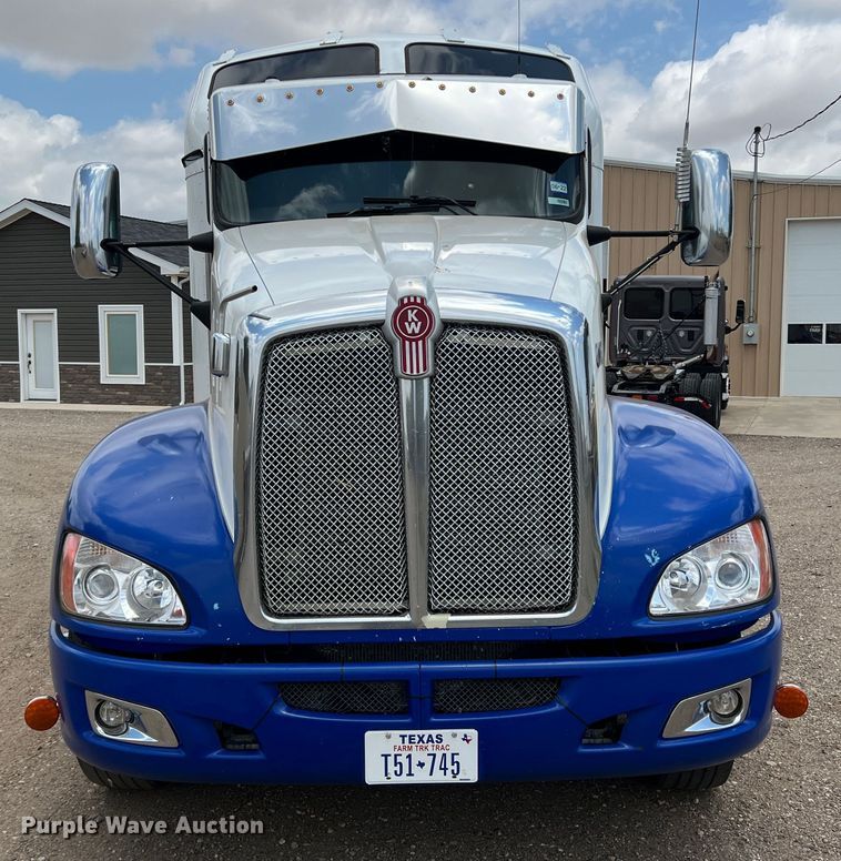 image for item DS8280 2012 Kenworth T660  semi truck