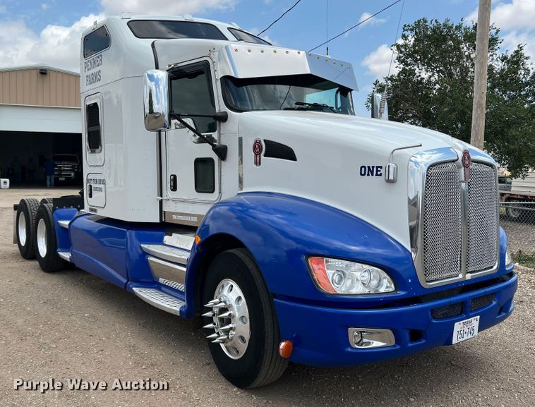 image for item DS8280 2012 Kenworth T660  semi truck