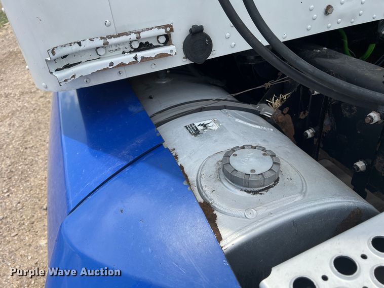 image for item DS8280 2012 Kenworth T660  semi truck