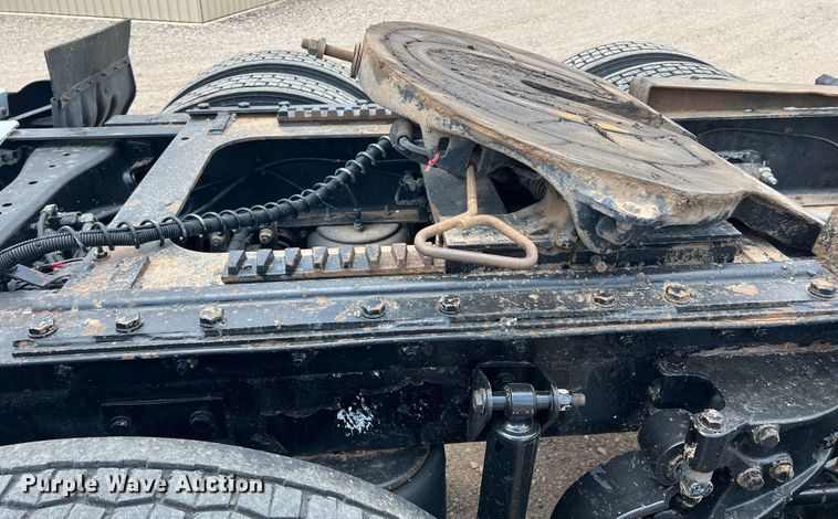 image for item DS8280 2012 Kenworth T660  semi truck