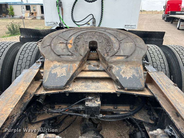 image for item DS8280 2012 Kenworth T660  semi truck