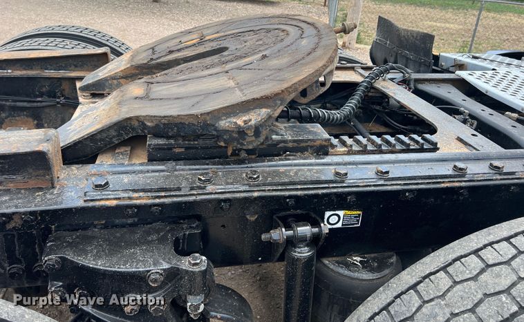 image for item DS8280 2012 Kenworth T660  semi truck