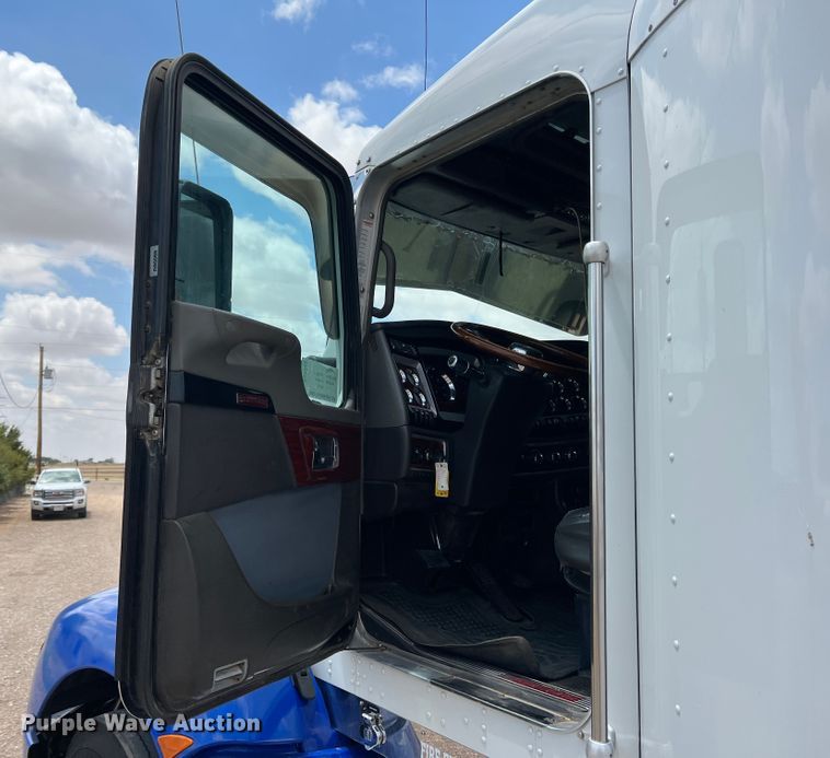 image for item DS8280 2012 Kenworth T660  semi truck