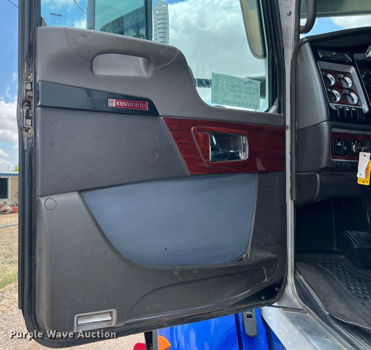 image for item DS8280 2012 Kenworth T660  semi truck