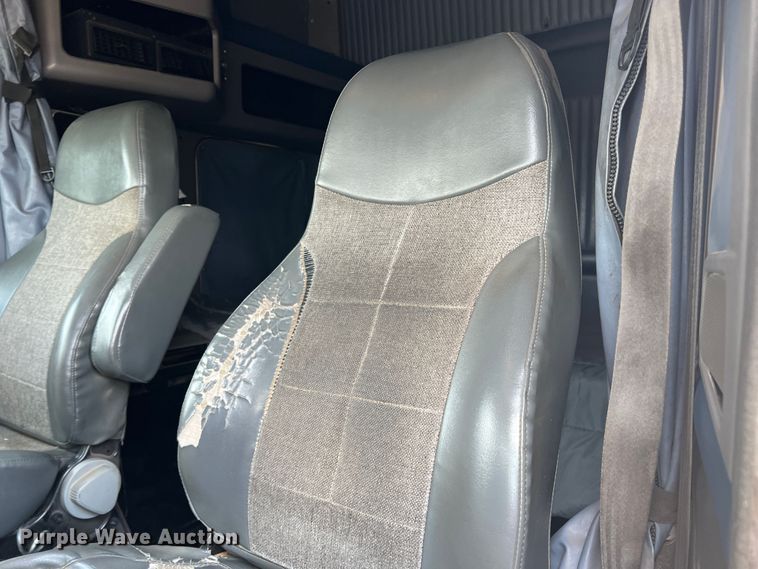 image for item DS8280 2012 Kenworth T660  semi truck