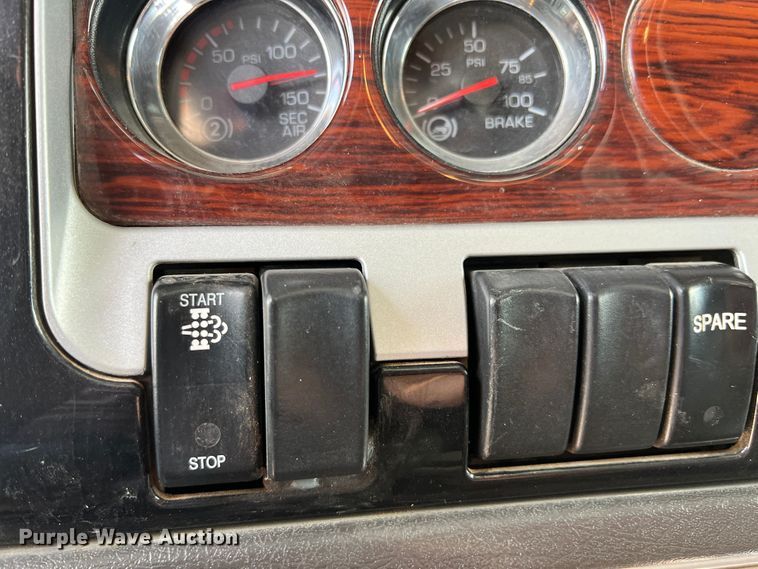 image for item DS8280 2012 Kenworth T660  semi truck