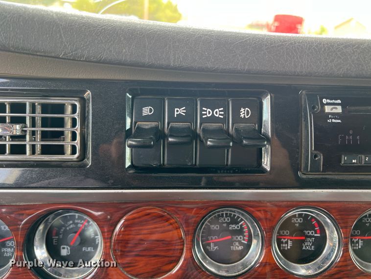 image for item DS8280 2012 Kenworth T660  semi truck