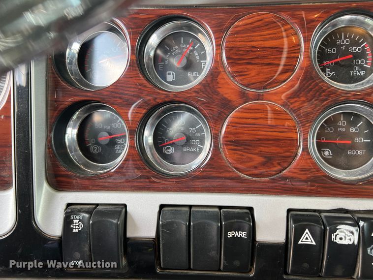 image for item DS8280 2012 Kenworth T660  semi truck