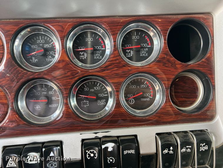 image for item DS8280 2012 Kenworth T660  semi truck