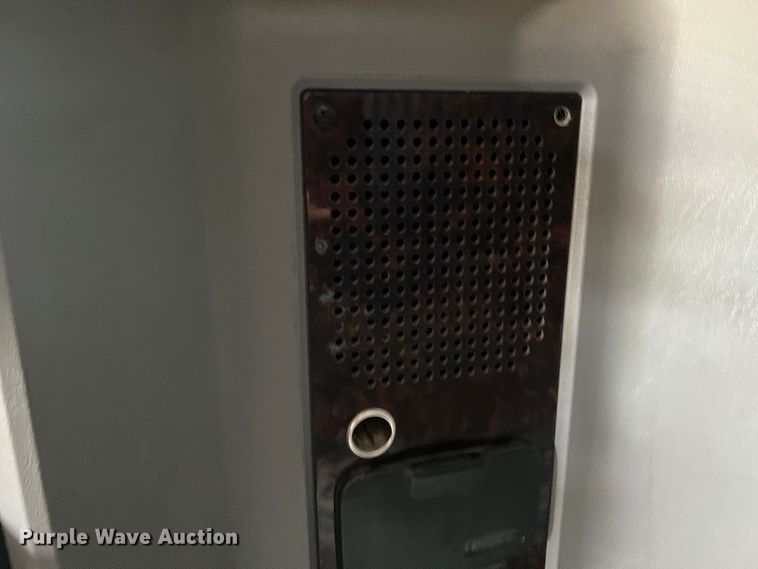 image for item DS8280 2012 Kenworth T660  semi truck